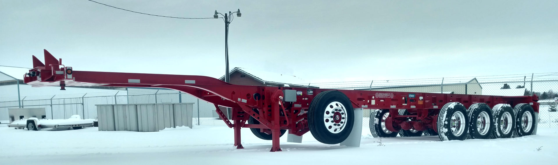 长而轻的拖车底盘 , 由 Strenx® 100 制成 , 放置在雪地上