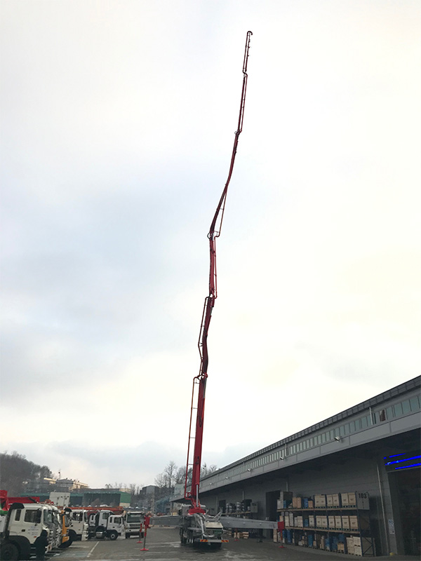 An incredibly long yet strong concrete pump boom made in Strenx® 1100 steel, reaching up to the sky " (Default Alternate Text: "An incredibly long yet strong concrete pump boom made in Strenx® 1100 steel, reaching up to the sky