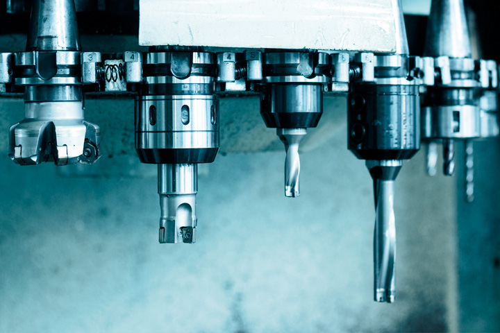 Strenx 기계가공을 위해 드릴을 여러 개 갖춘 CNC 장비.